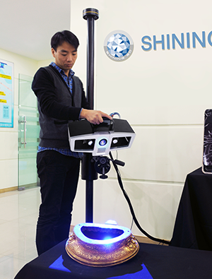 3D сканер Shining 3D OptimScan 5M фото 6 3D сканер Shining 3D OptimScan 5M — настольный 3D-сканер, ракурс 6